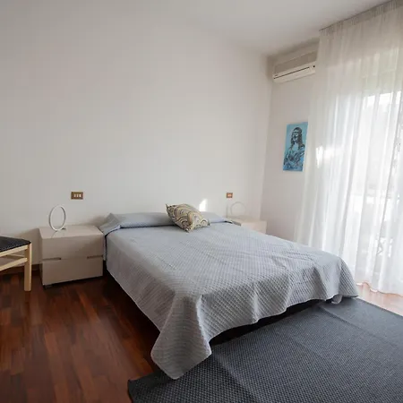 Artisti, Cozy Flat In