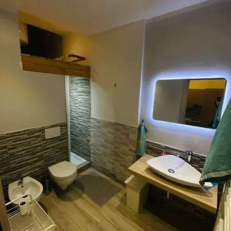 Cosy Modern Flat Private Patio 아파트