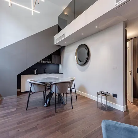 Deluxe Flat In Center