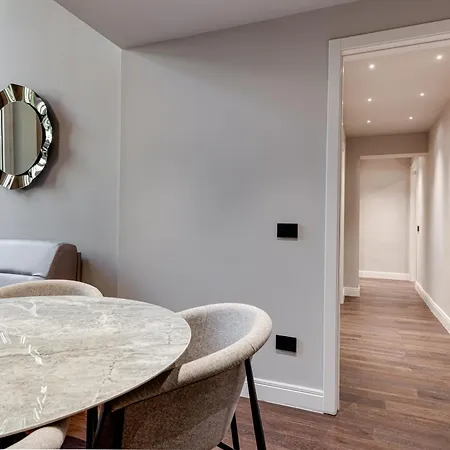 Deluxe Flat In Center *