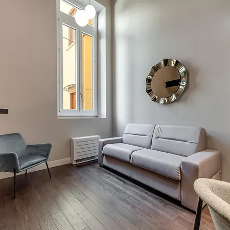 Deluxe Flat In Center *
