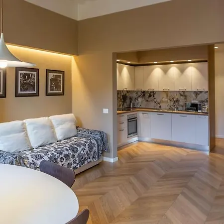 Santa Maria Novella Patio Flat Daire *