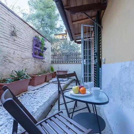 Daire S.ambrogio Courtyard In Florence-hosted By Thinah Floransa