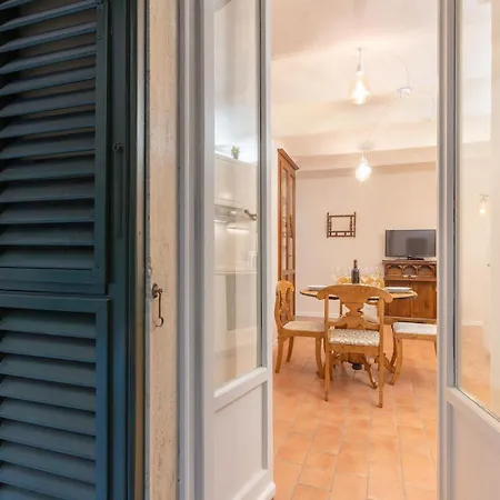 S.ambrogio Courtyard In Florence-hosted By Thinah Daire *