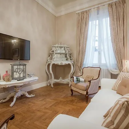 Leopoldo Luxurious Near The Center Floransa