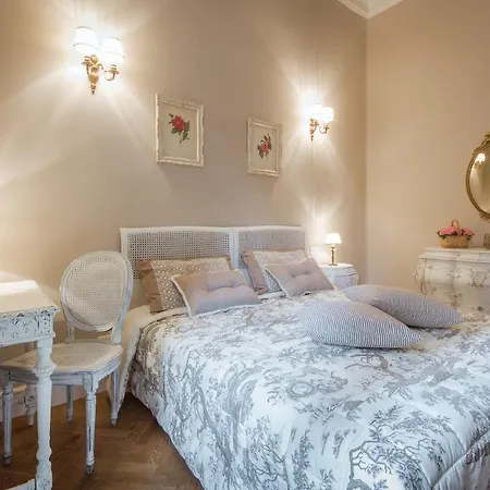 Leopoldo Luxurious Near The Center Daire