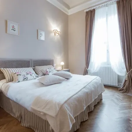 Daire Leopoldo Luxurious Near The Center *