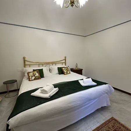 Daire Elegant In A Historic Building, Just A Few Steps From The Duomo *