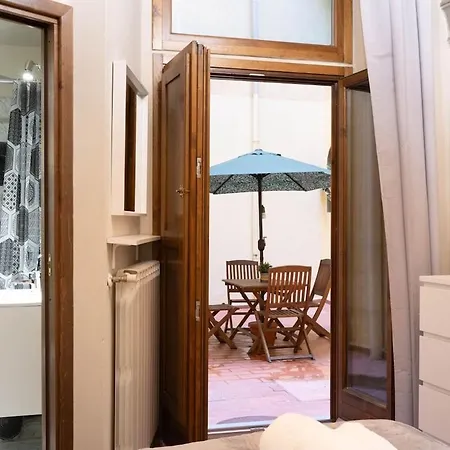 Private Garden Apartment