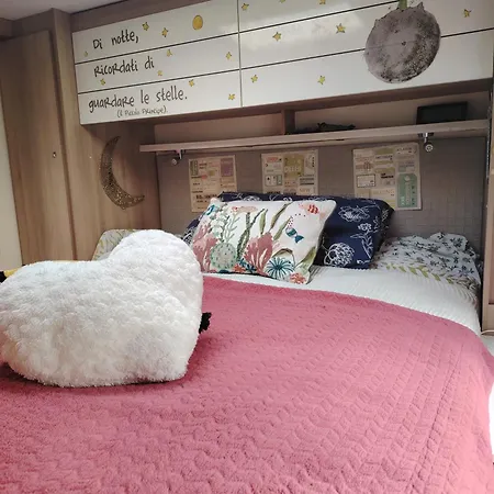 Turisti Nella Natura In Citta D'arte Camping