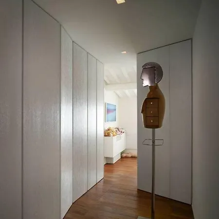 750 Eur - Unique Design 4 Bed Apartment