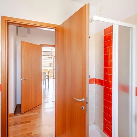 Spacious & Bright & Parking, In With Private Parking Garage - 2 Bedrooms & 2 Bathrooms - Just Few Minutes Walking From Historic Center Florence