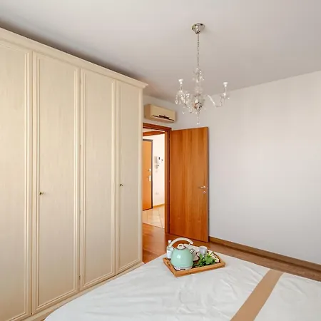 Spacious & Bright & Parking, In With Private Parking Garage - 2 Bedrooms & 2 Bathrooms - Just Few Minutes Walking From Historic Center Appartement