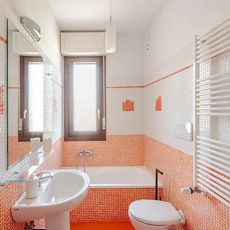Spacious & Bright & Parking, In With Private Parking Garage - 2 Bedrooms & 2 Bathrooms - Just Few Minutes Walking From Historic Center Appartement *