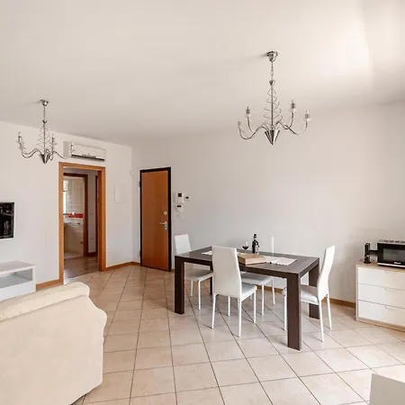 Appartement Spacious & Bright & Parking, In With Private Parking Garage - 2 Bedrooms & 2 Bathrooms - Just Few Minutes Walking From Historic Center *