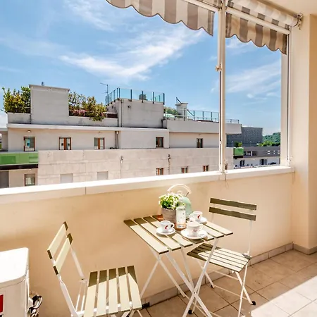 Spacious & Bright & Parking, In With Private Parking Garage - 2 Bedrooms & 2 Bathrooms - Just Few Minutes Walking From Historic Center