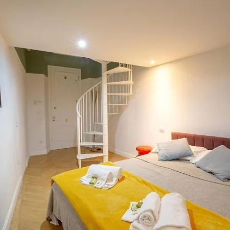 Sant'ambrogio With Courtyard Apartamento