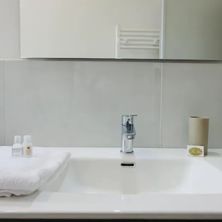 Lia's Modern Flat 2 Bedroom W Balcony Διαμέρισμα *