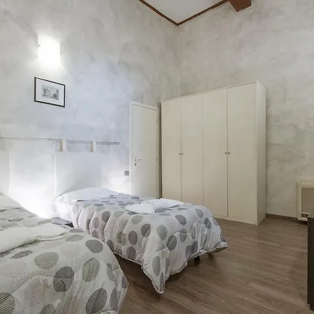 Piazza Pitti 2 Bedroom Apartment *