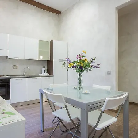 Piazza Pitti 2 Bedroom Apartment *