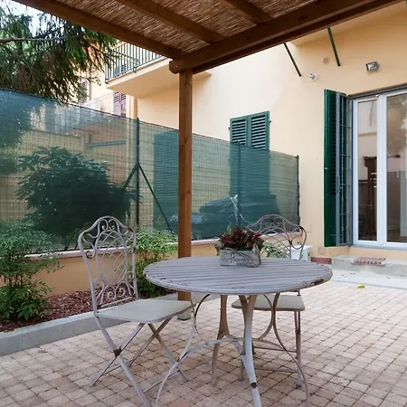Stadium Garden Apartment *
