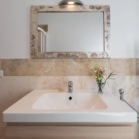 Roommo Borgo Apartment Florence
