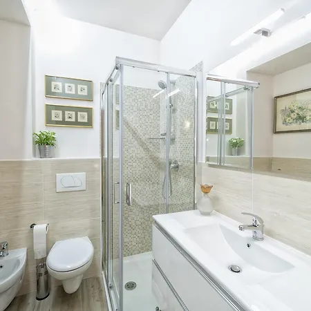 60m² 1 Slaapkamer, 2 Privé Badkamer In Historical Center Appartement