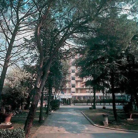 Auto Park Con Ristorante Interno E Grande Parcheggio Gratuito Hotel 3*