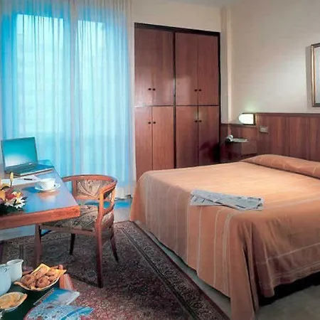Auto Park Con Ristorante Interno E Grande Parcheggio Gratuito Hotel 3*
