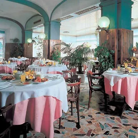 Auto Park Con Ristorante Interno E Grande Parcheggio Gratuito 3*