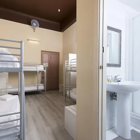 Hostel 7 Santi
