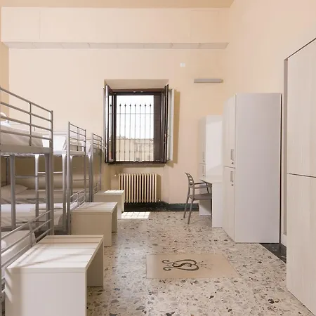 Hostel 7 Santi