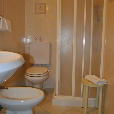 Hotel Auto Park Con Ristorante Interno E Grande Parcheggio Gratuito 3*