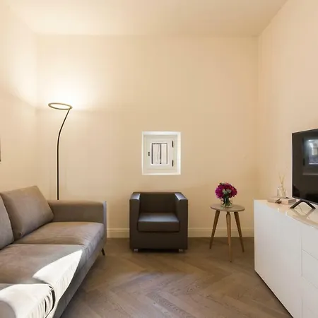 - Duomo Contemporary Apartment *