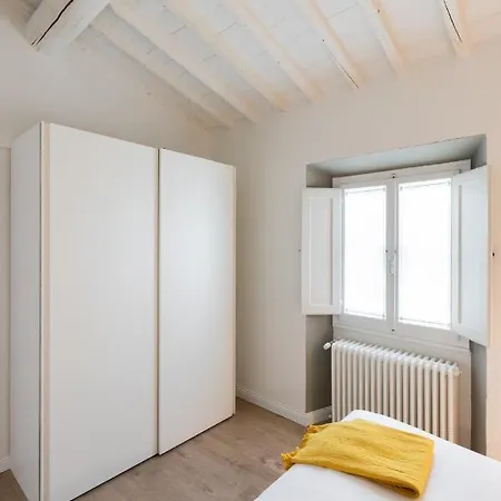 Living Walls Apartment *