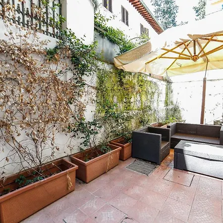 Traditional Close To The Duomo - Private Yard! *